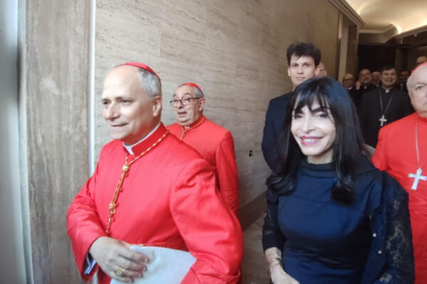 Imagen facilitada de la teóloga argentina Emilce Cuda durante un encuentro con el entonces cardenal Robert Prevost. El estadounidense Robert Prevost, el papa León XIV, fue el elegido por Francisco para continuar con su legado, pues le consideraba 