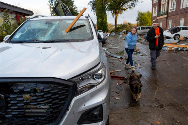 Personas observan los destrozos que dejó un tornado en la ciudad de Puerto Varas (Chile). Foto: EFE