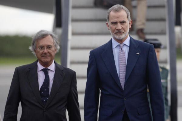 El rey Felipe VI camina junto al embajador de España en República Dominicana, Antonio Pérez-Hernández