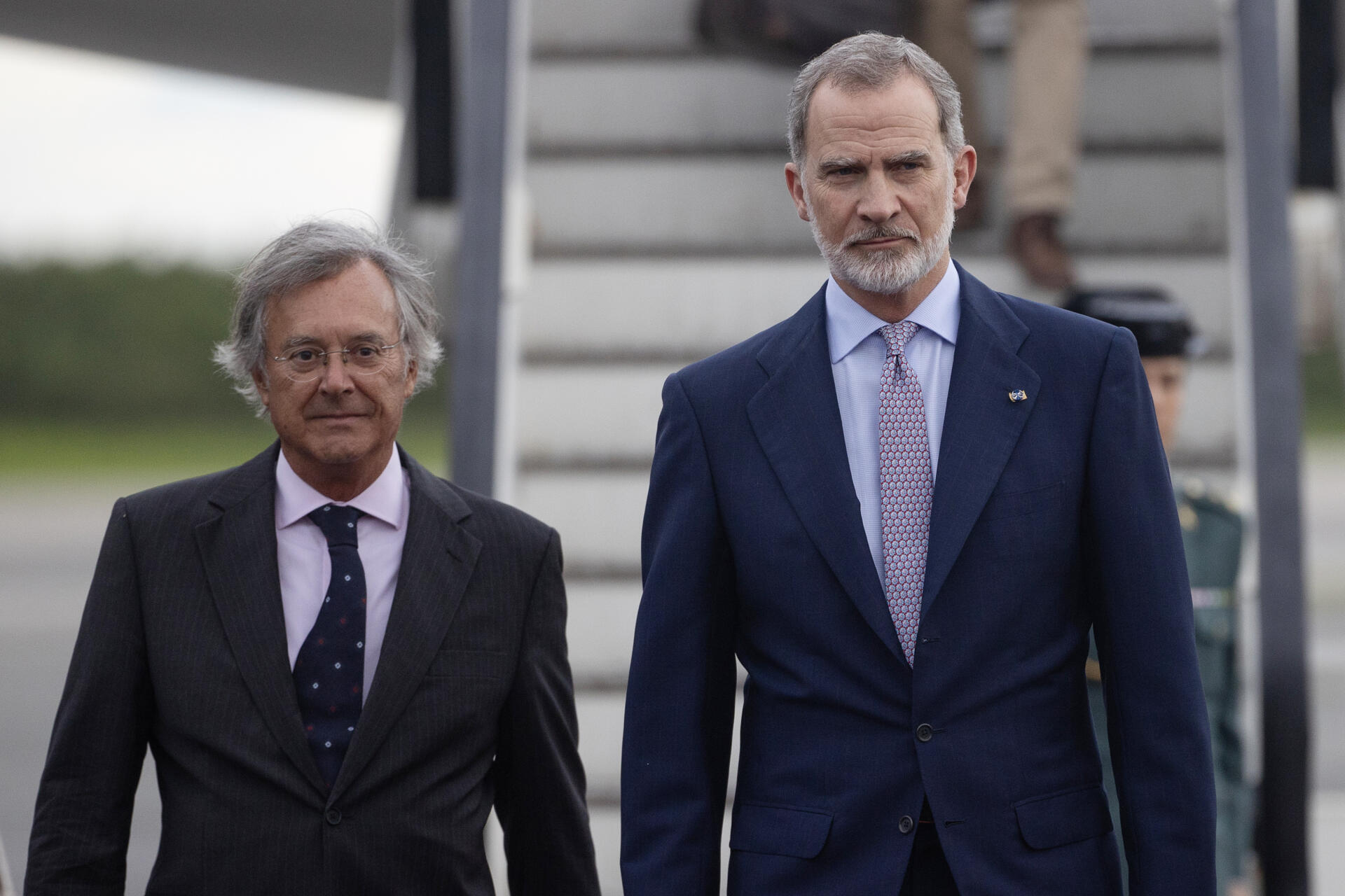 El rey Felipe VI camina junto al embajador de España en República Dominicana, Antonio Pérez-Hernández