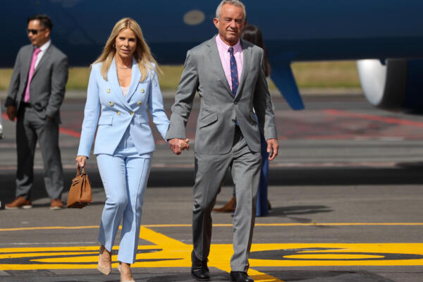 El secretario de Salud y Servicios Humanos de Estados Unidos, Robert F. Kennedy Jr., aparece junto a su esposa, Cheryl Hines,