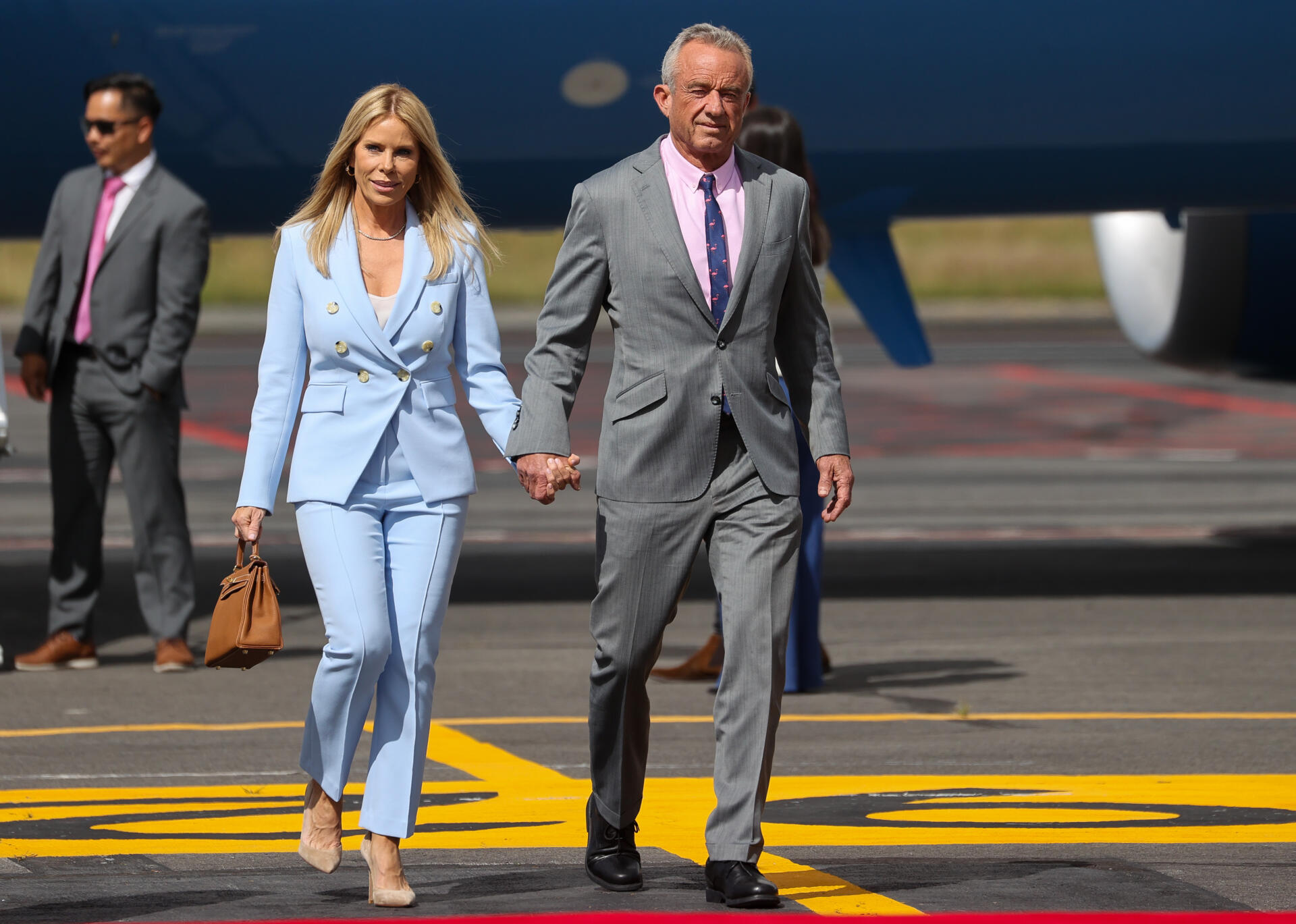 El secretario de Salud y Servicios Humanos de Estados Unidos, Robert F. Kennedy Jr., aparece junto a su esposa, Cheryl Hines,