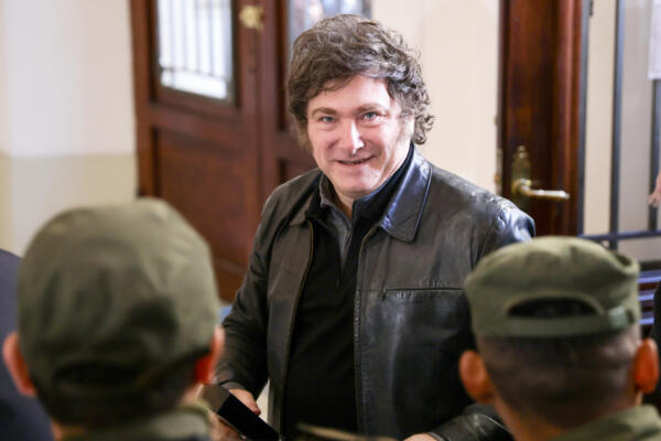 Javier Milei permite a los argentinos usar dólares no declarados sin sanciones fiscales, como parte de su plan de “dolarización endógena”.