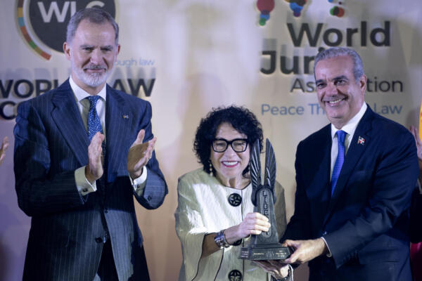 El rey de España, Felipe VI (i), y el presidente de República Dominicana, Luis Abinader, entregan el premio World Peace & Liberty Award a la jueza asociada de la Corte Suprema de los Estados Unidos, Sonia Sotomayor (c), durante la clausura del XXIX Congreso Mundial del Derecho (WLC) este martes, en la Universidad Autónoma de Santo Domingo (UASD) en Santo Domingo (República Dominicana). 