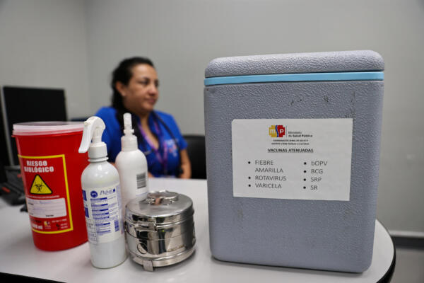 Fotografía de archivo, tomada el pasado 12 de mayo, de un punto de vacunación contra la fiebre amarilla, en una sala de servicios de salud, en el Aeropuerto Internacional Mariscal Sucre de Quito (Ecuador).