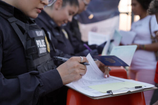 Una agente de la Oficina de Aduanas y Protección Fronteriza de Estados Unidos (CBP), en una fotografía de archivo. EFE/César Contreras