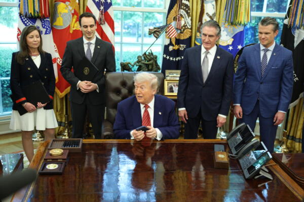 El presidente de EE.UU., Donald Trump, en el Despacho Oval. EFE/SAMUEL CORUM