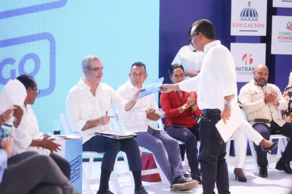 El presidente Luis Abinader se reunió este sábado con líderes comunitarios de San Cristóbal en una jornada de El Gobierno Contigo.