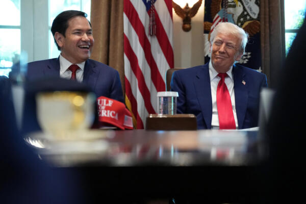 El presidente de EE. UU., Donald Trump, escucha al secretario de Estado, Marco Rubio, durante una reunión de gabinete en la Casa Blanca el 30 de abril de 2025 en Washington, D.C. (Foto de Andrew Harnik / GETTY IMAGES NORTH AMERICA / Getty Images vía 