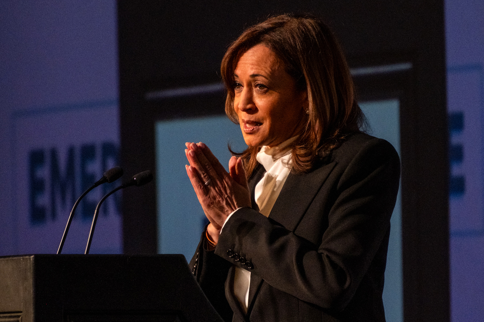 Kamala Harris reaparece y alerta que EE.UU. está al borde de una "crisis constitucional"