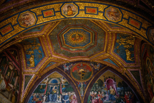 Esta fotografía muestra los frescos de los apartamentos Borgia durante una gira de prensa en el Vaticano el 2 de mayo de 2025. (Foto de Dimitar DILKOFF / AFP)
