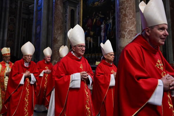 El cardenal secretario de Estado del Vaticano, Pietro Parolin (centro), y el cardenal Robert Francis Prevost (segundo por la derecha) asisten a la misa del Séptimo Novemdiale en la basílica de San Pedro, después del funeral del Papa y antes del cónclave, en el Vaticano, el 2 de mayo de 2025. (Foto de Tiziana FABI / AFP)