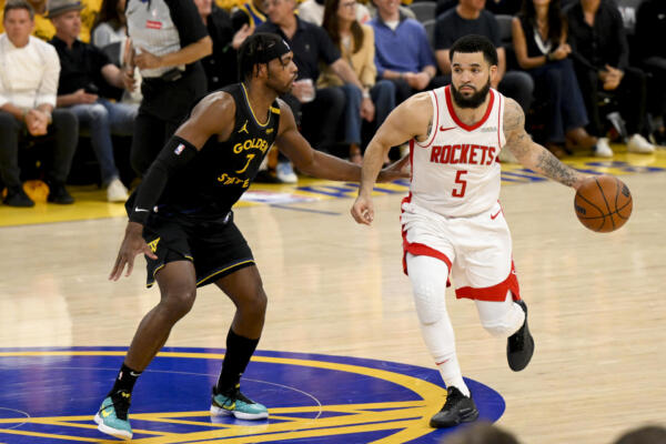  Fred VanVleet #5 de los Houston Rockets dribla el balón durante el partido contra los Golden State Warriors, correspondiente a la primera ronda del sexto partido de los Playoffs de la NBA 2025, el 2 de mayo de 2025 en el Chase Center de San Francisco, California. (Foto de David Dow / NBAE / Getty Images / Getty Images vía A