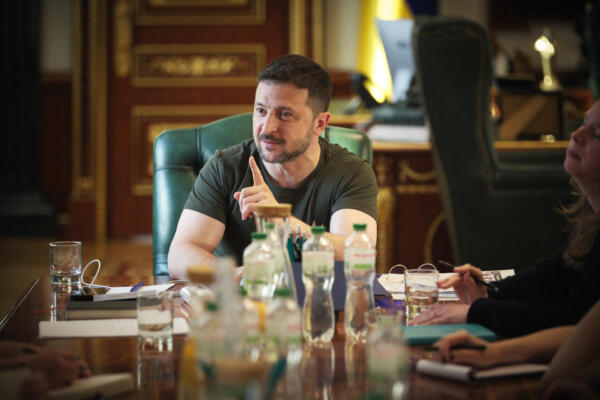 Esta fotografía, tomada el 2 de mayo de 2025 y difundida el 3 de mayo de 2025 por el servicio de prensa presidencial ucraniano, muestra al presidente ucraniano Volodymyr Zelensky (centro) hablando con periodistas durante una conferencia de prensa en Kiev. (Foto: Handout / PRESIDENCIA DE UCRANIA / AFP)