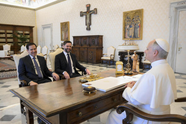 Esta foto, tomada y distribuida el 19 de mayo de 2025 por The Vatican Media, muestra al secretario de Estado estadounidense, Marco Rubio (izq.), y al vicepresidente estadounidense, J. D. Vance, durante una audiencia privada con el papa León XIV en el Vaticano. (Foto: Handout / VATICAN MEDIA / AFP)