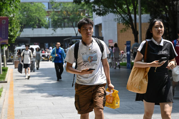 Estudiantes de China camina por la Universidad de Estudios Extranjeros de Pekín. Foto: AFP