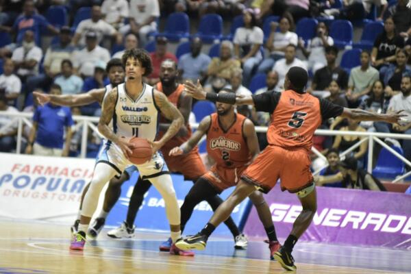 ANDERSON GARCÍA (11), MARINEROS_ YEISON COLOMÉ (2), Y LAMONTE BEARDEN (5), CAÑEROS