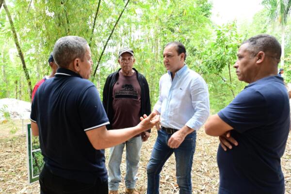 Abel Martínez conversando con algunos agricultores en Santiago 