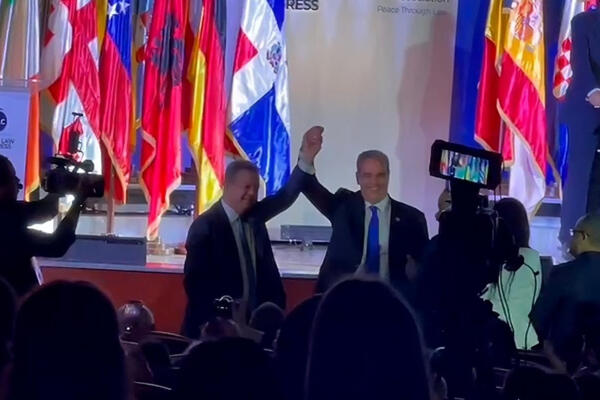 Abinader y Leonel protagonizaron el momento viral del Congreso Mundial de Derecho