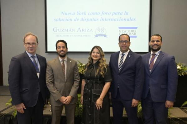La firma legal Guzmán Ariza ofrece cóctel a delegación de abogados de NY.