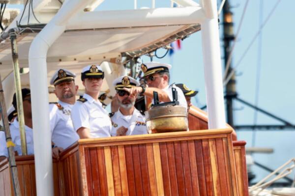 Parte de la tripulación del buque escuela español Juan Sebastián de Elcano, atracó muelle de Punta Torrecilla la mañana de este lunes 