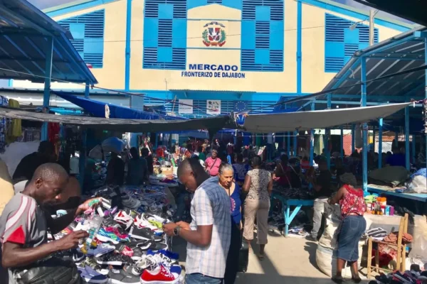 Alcalde de Dajabón se reúne con comerciantes para abordad problemáticas en mercado fronterizo
