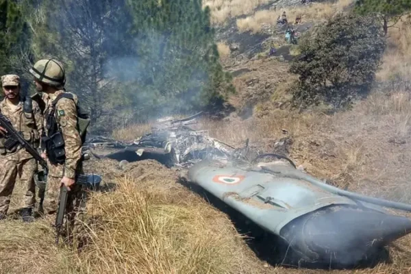 Imagen de un avión indio que cayó en territorio controlado por Pakistán tras ser derribado. Foto: AFP