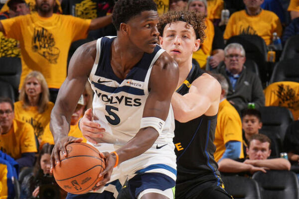 Anthony Edward ataca por Minnesota frente a Golden State en el juego 4 semifinal de Conferencia Oeste de la NBA