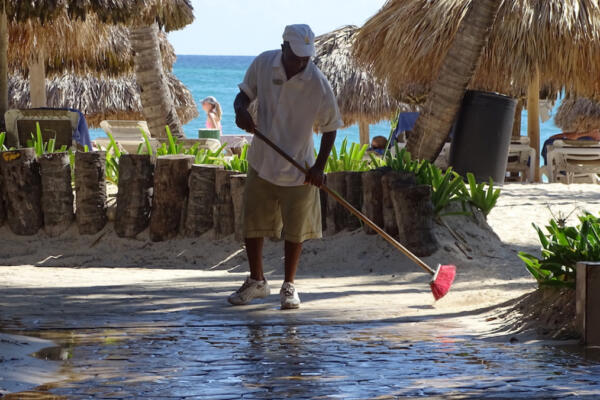 El aumento salarial al sector turismo, bares y restaurantes se aplicará en dos fases