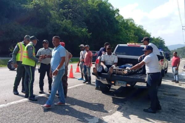 Una mujer murió al ser arrollada por un vehículo en la autopista Juan Pablo Duarte, en un tramo del municipio de Villa Altagracia.