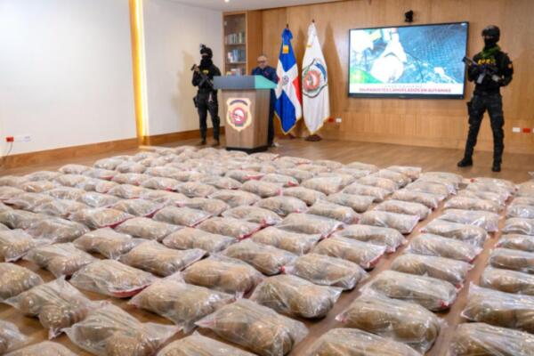 Alijo de 334 paquetes que presumiblemente contienen cocaína.