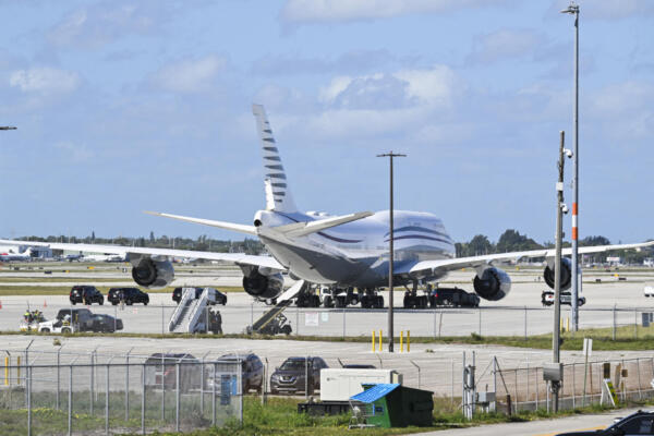Comitiva del presidente estadounidense Donald Trump está estacionada junto a un Boeing 747 catarí de casi 13 años de antigüedad, en la pista del Aeropuerto Internacional de Palm Beach. AFP
