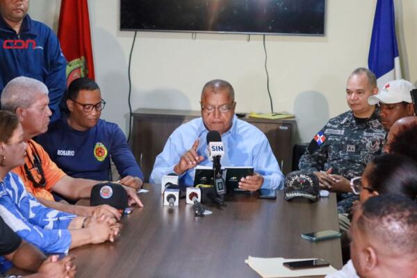 Líderes comunitarios en una rueda de prensa encabezada por el alcalde Nelson de la Rosa.