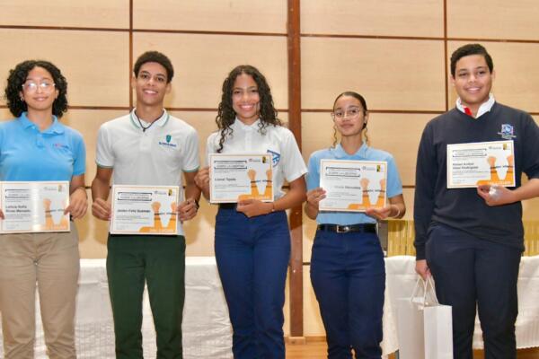 Estudiantes ganadores del concurso de la Fundación Macarrulla
Foto: Fuente externa