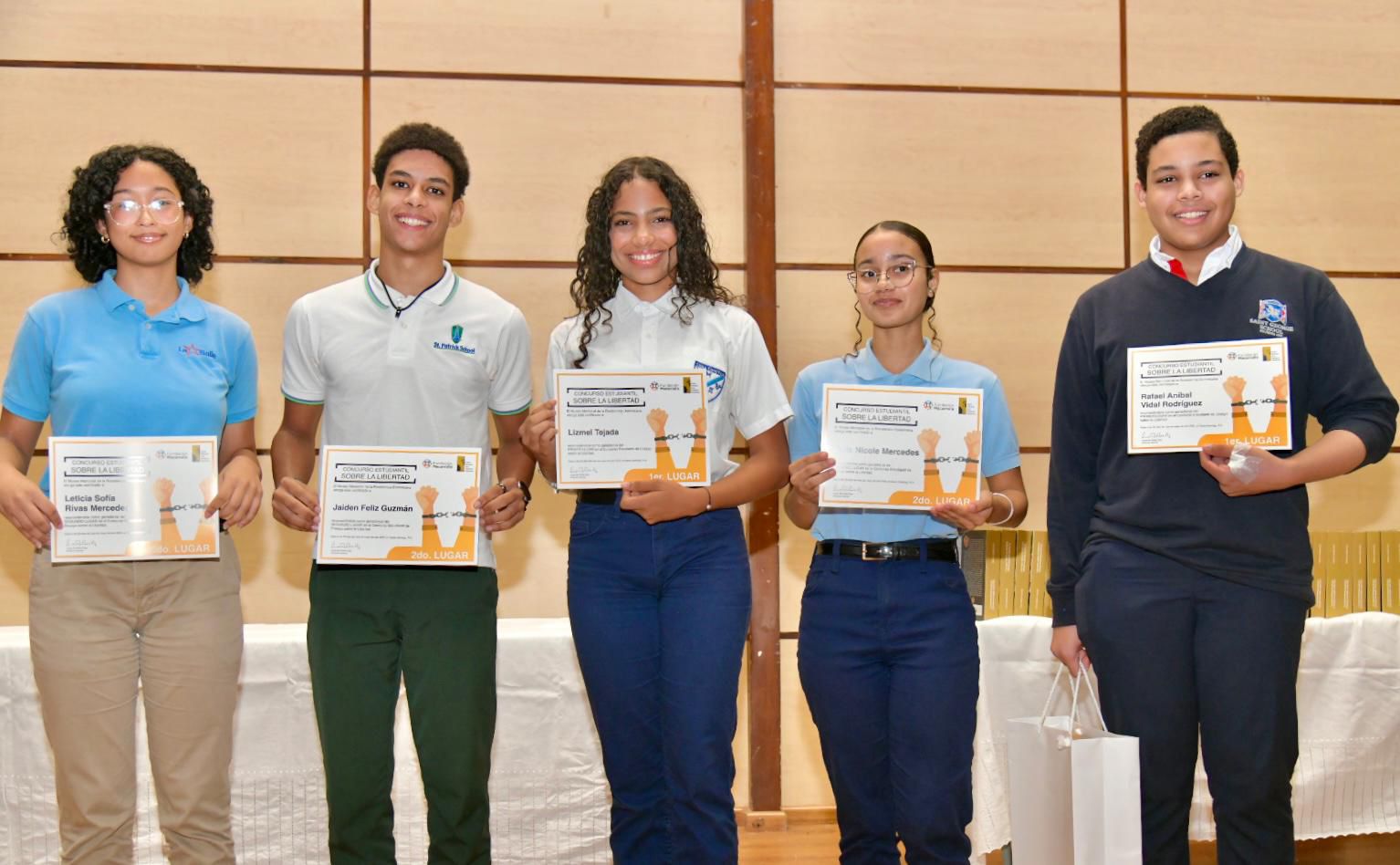 Fundación Macarrulla premia a jóvenes por reflexionar sobre la libertad en concurso estudiantil 2025