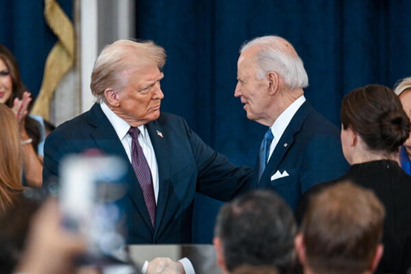 Fotografía del mandatario de Estados Unidos, Donald Trump, junto al expresidente Joe Biden. EFE