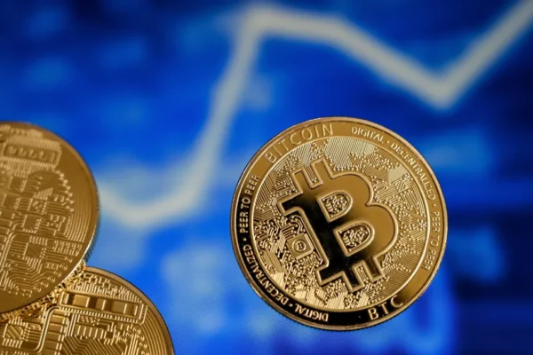 Bitcoin marca récord y se acerca a los 112.000 dólares tras meses de estabilidad