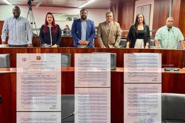 Regidores de la FP cuestionan falta de transparencia en licitaciones del Ayuntamiento de Santiago.