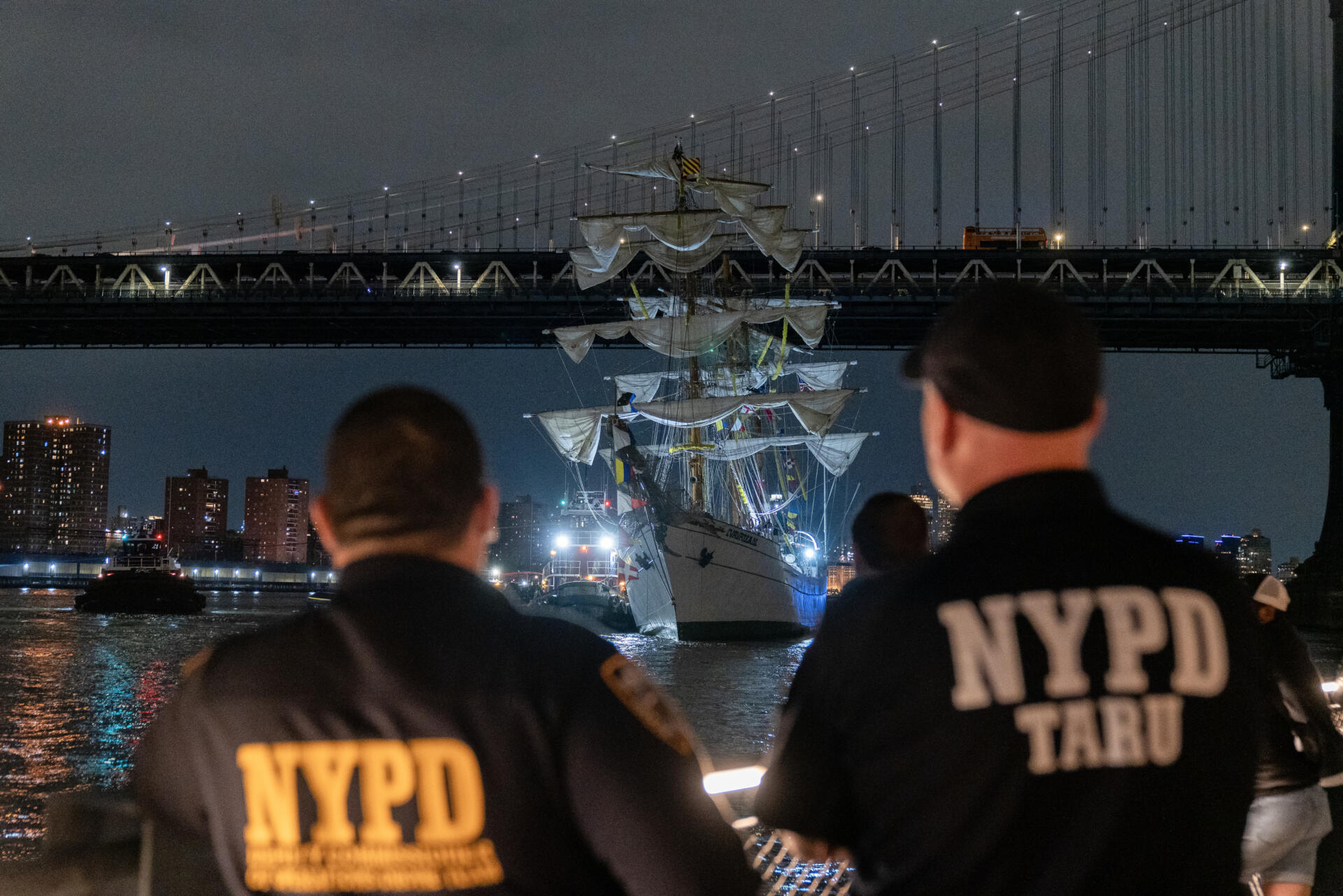 Testigos relatan el horror del choque de buque mexicano contra puente en Nueva York