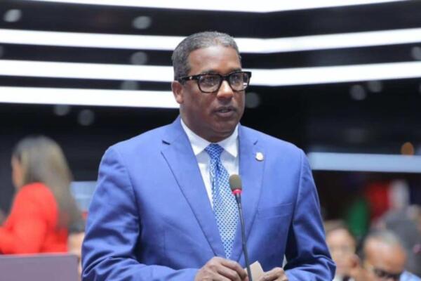 Agustín Burgos renuncia como diputado para asumir la dirección del Idoppril. (Foto, fuente externa)