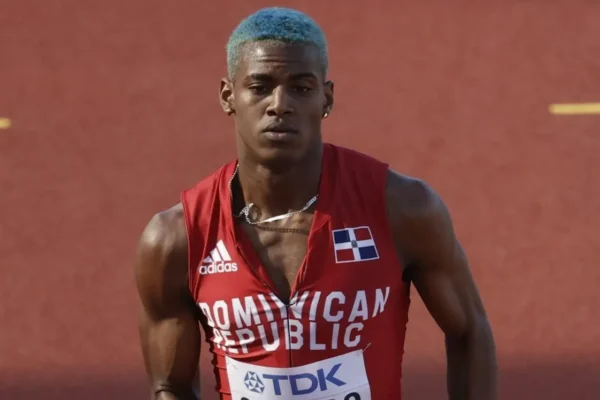 El dominicano Alexander Ogando cerró el Campeonato Mundial de Atletismo Tokio 2025 en la sexta posición tras correr los 200 metros planos en 20.01 segundos, confirmando su presencia en la élite mundial.