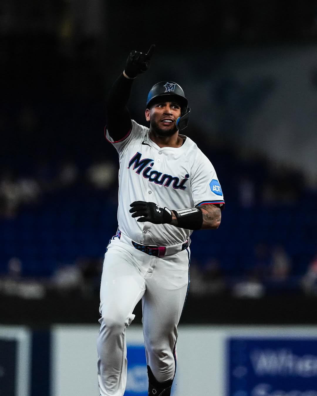 Ramírez, el criollo 939 en debutar en las Grandes Ligas, pegó un enorme cuadrangular ante el abridor de los Cachorros, Ben Brown, en la parte baja de la primera entrada del partido celebrado en el loanDepot park.