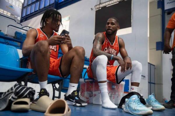 Donde hoy sí habrá acción de La Súper Liga de la LNB es en Santiago de los Caballeros, donde los Metros de Santiago recibirán a los campeones nacionales Titanes del Sur, a las 8:00 de la noche.