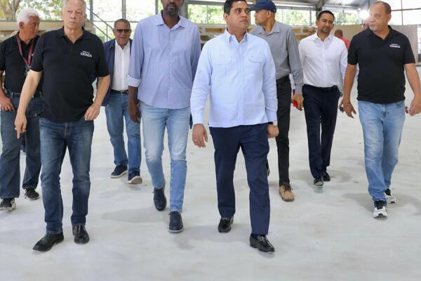 “Esta es una comunidad muy dinámica, muy participativa”, dijo el ministro Cruz, al realizar la inspección de la construcción. 