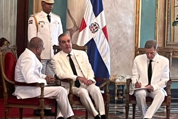 Embajador de Haití en RD, Emmanuel Fritz Longchamp, presenta cartas credenciales al presidente Abinader. FOTO: CDN