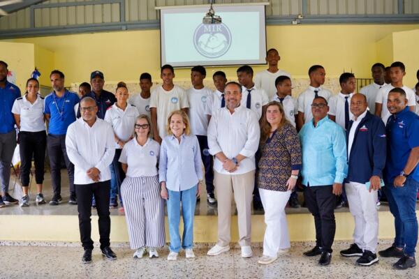 Durante la jornada, se ofrecieron charlas y clínicas deportivas a cargo de destacados atletas. Entre ellos, Quique Costa, quien abordó temas relacionados con el fútbol; Álvaro Samboy, especialista en béisbol 5; y las tenimesistas Blanca Iris Alejo, Inmortal del Deporte, y Eva Brito, quienes ofrecieron clínicas prácticas a los estudiantes.