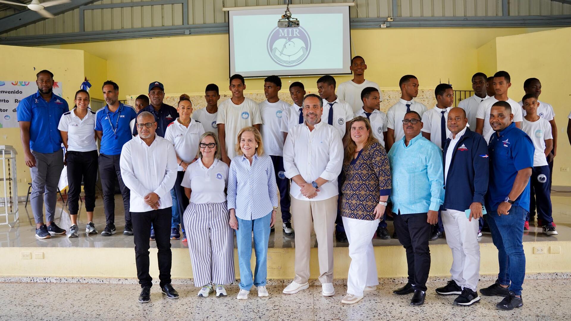 Durante la jornada, se ofrecieron charlas y clínicas deportivas a cargo de destacados atletas. Entre ellos, Quique Costa, quien abordó temas relacionados con el fútbol; Álvaro Samboy, especialista en béisbol 5; y las tenimesistas Blanca Iris Alejo, Inmortal del Deporte, y Eva Brito, quienes ofrecieron clínicas prácticas a los estudiantes.