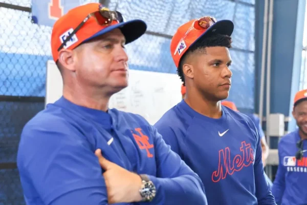 Mientras Soto estaba sentado en el clubhouse la tarde del martes, varios televisores estaban sintonizados en un programa de béisbol que analizaba su accionar reciente.