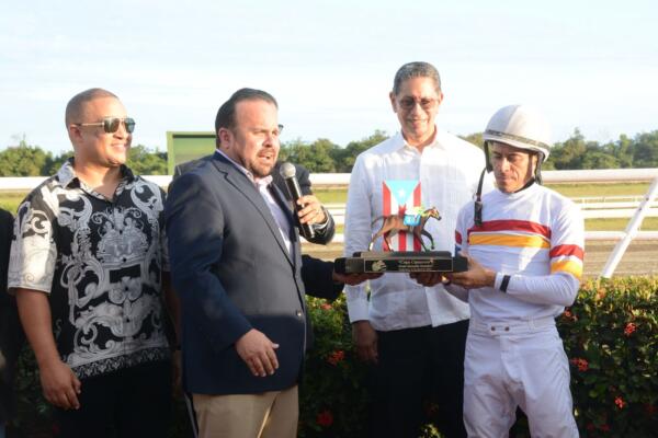 A lo largo de su carrera, Díaz ha acumulado más de 6,000 victorias, convirtiéndose en el primer jinete en lograr esta hazaña exclusivamente en Puerto Rico. 