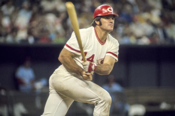 Por su parte, el propietario de los Rojos, Bob Castellini, emitió la siguiente declaración:
“En nombre de los Rojos y nuestras generaciones de leales fanáticos, agradecemos la decisión del Comisionado Manfred y Major League Baseball con respecto a retirar a Pete Rose de la lista de inelegibles permanentes.
